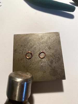 Susan LeGuyader's Barely Contained - Making Bead Link Chain - , Contemporary Wire Jewelry, Making Chain, Chain Making , Jump Rings, Jump Ring, Making Jump Rings, Loops, Wire Loop, Wrapped Wire Loop, Hammer each jump ring on the bench block
